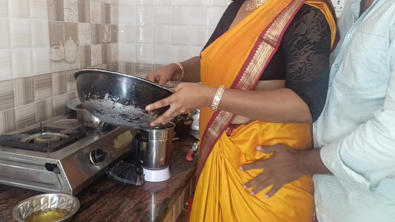 Palani69: घर की नौकरानी किचन में चुदाई