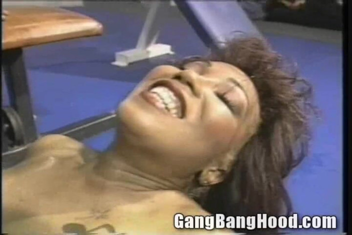 Gang Bang Hood: Velká černá bradavka Yolanda Black Cock Gangfuck v posilovně
