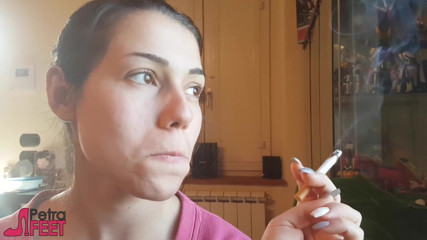 Smokin Fetish: Awek Itali menggoda cerut dalam video rakaman dekat