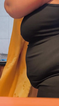 Madrasta gostosa sexy, apenas fãs em câmera lenta, na cozinha