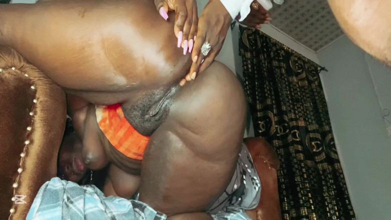 Nastyblackmama: Sahabatku tiba-tiba datang untuk netflix dan bersantai dan ngentot pantatku...