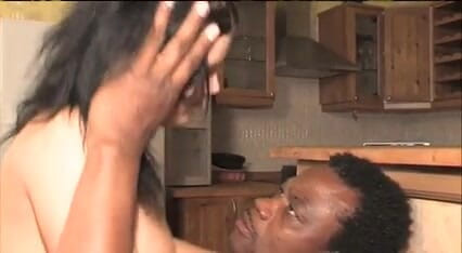 Pee porn: Pisse impudeur avec sa demi-sœur dans la cuisine