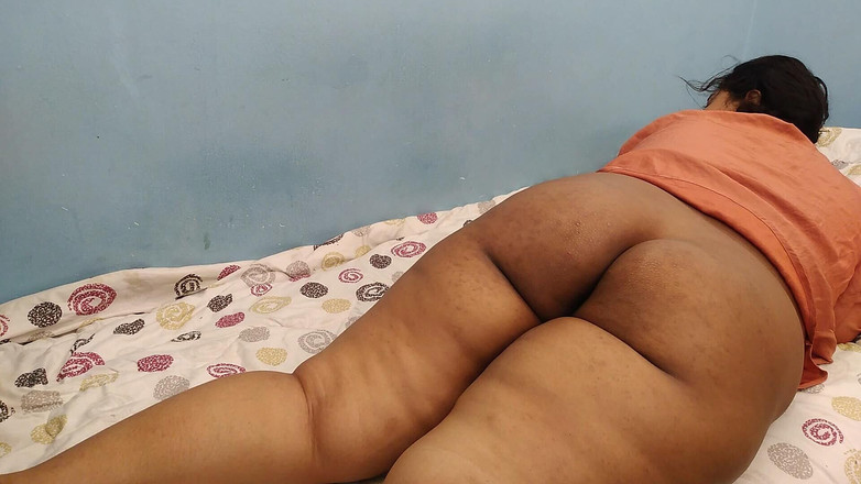 Aria Mia: 女子大生がホステルのベッドで夫に犯される