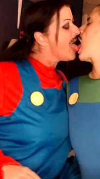 Cosplay halloween ciuman lesbian