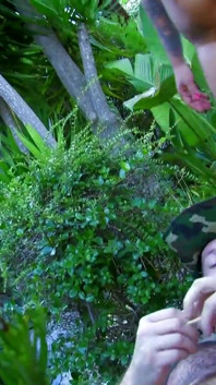 Blonde Dee Jones met natuurlijke tieten geeft een diepe pijpbeurt en neukt hard