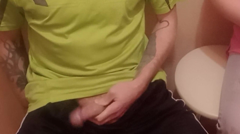 Zona901: A woman jerks off my cock close up