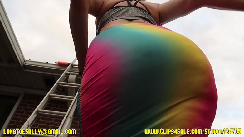 Long Toe Sally Big Buns: Twerking in una gonna arcobaleno esotica