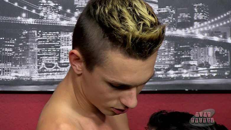 Bare Twinks: 丹尼尔得到一个射精洞！