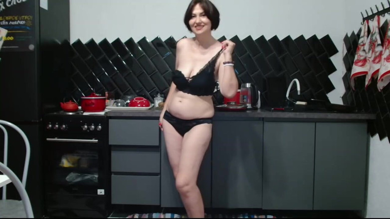 ANGELA_LADY: Pověsila si kalhotky, špinavé spermatem, na bradavku