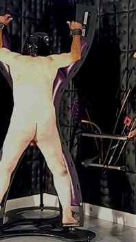 Meesteres Luciana Slaat En Schreeuwt Bondage Aan Het Kruis