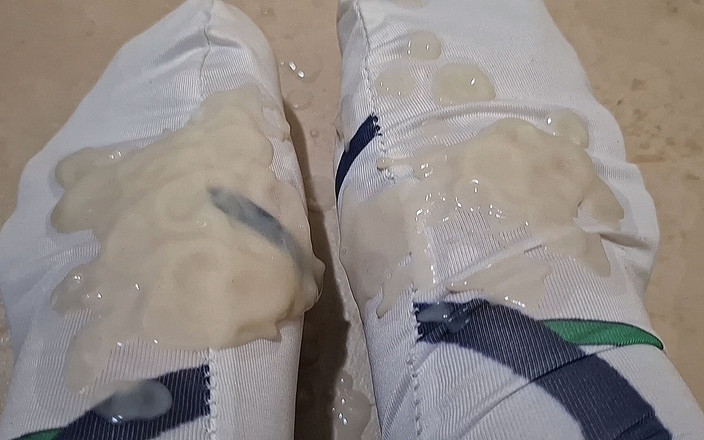 fermerino: Pemotongan footjob femboy yang dipanjangkan dengan kaki kotor dalam cosplay...