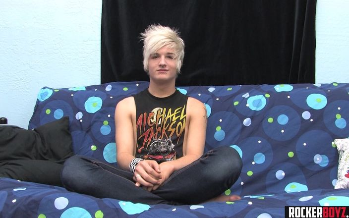 Rocker Boyz: Rocker Twink अपने अमेरिकी ट्विंक लंड को झटका देती है