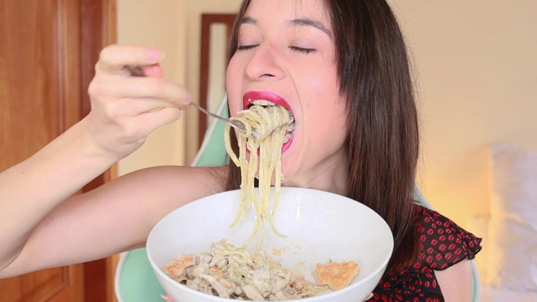 Lissa Brown: Mukbang Spaghetti - Mukbang 동영상 사용 가능