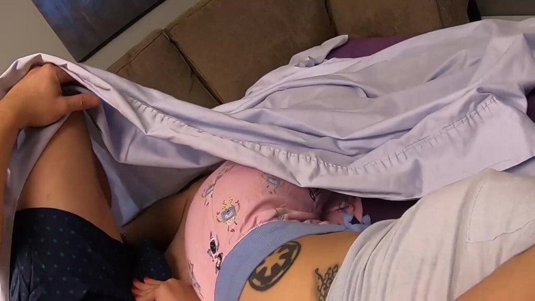 Eros POV - Liberated Eye: Sexy ragazza bruna allarga le gambe per il suo patrigno