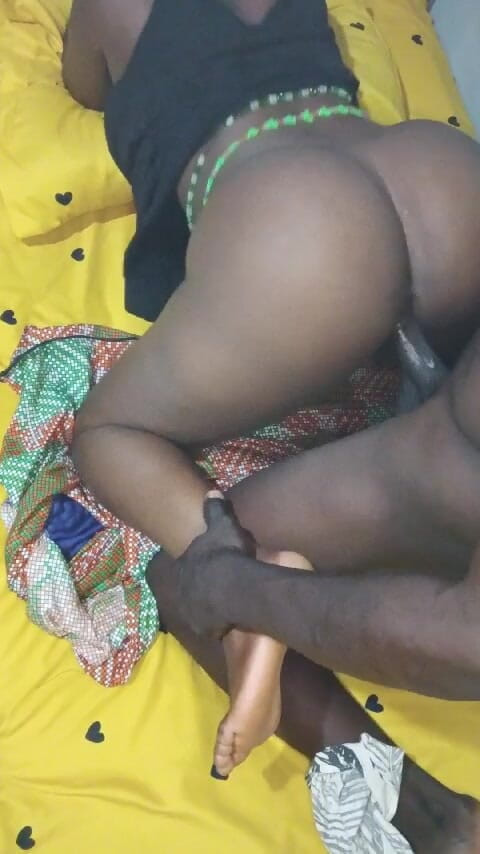 NaturalFck: Una ragazza nera sexy con belle curve scopa con il...