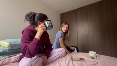 scarlettandc: Je mange le cône de ma coloc pendant qu’elle joue à...