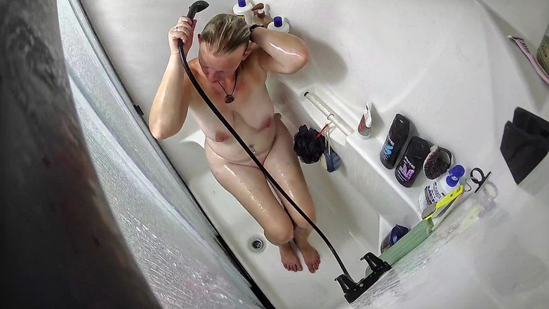 KittieNoOne: Erwischt beim schnellen duschen