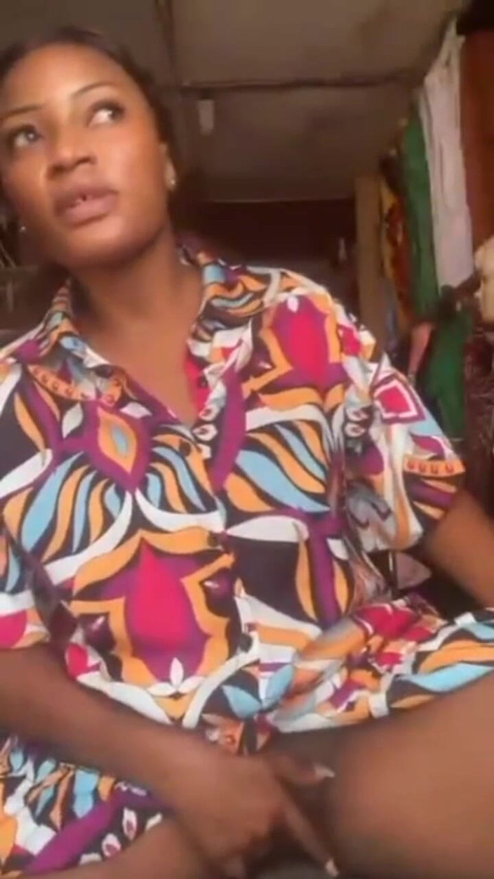 Me and my new slut: Veřejná masturbace nadržené mámy, která si hraje se svou tlustou...