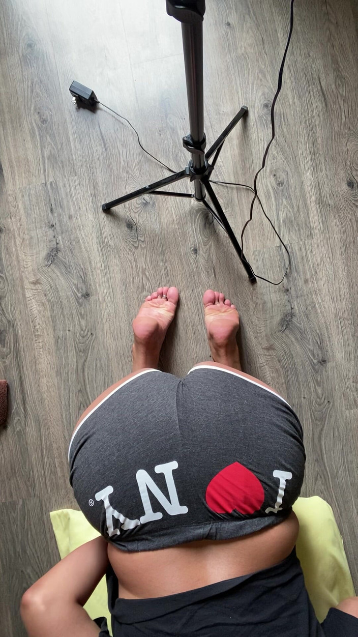 Tan feets: 발바닥과 젖탱이를 애무하는 탠피츠 화이트 토