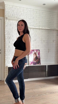 Une Jolie Pète Dans Son Jean Après Avoir Mangé De La Nourriture Gazzy