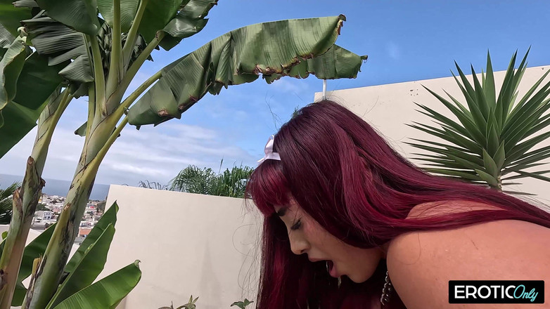 German bitch hunter: Nena tatuada con el pelo rojo monta duro al aire...