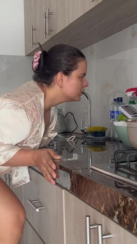 Hijastro Aprovecha De Su Madrastra a Solas En El Apartamento Mientras Papa Esta De Viaje Por Negocios