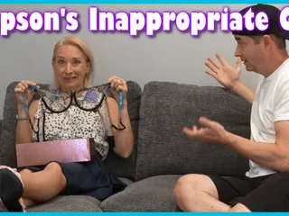 Le cadeau de la fête de sa belle-mère inapproprié d’un beau-fils - le cadeau inapproprié E13