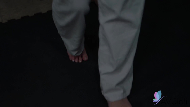 AV Jiali: Cewek nakal ngentot majikan karatenya di dojo