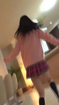 裙子飘来晃去！追逐挑衅的女大学生
