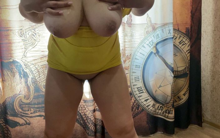 Lux Eva: Sexy milfka s velkými prsy v sexy žlutých šatech hladí její kundičku...