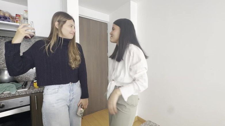 scarlettandc: Mantan pacarku datang ke rumahku untuk saat suamiku lagi di...