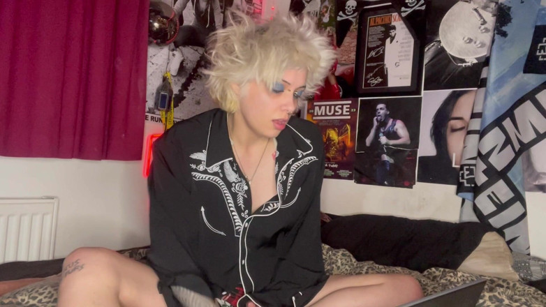 Glitterqueen1999: Cpr cuore strizza il vestito da infermiera gigantessa