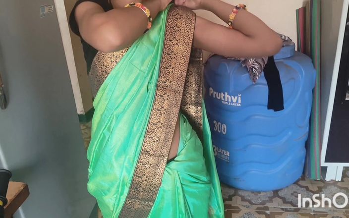 Desishycouple: भारतीय पत्नी हरी साड़ी में तैयार हो रही है। भाग 1