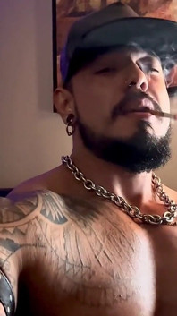 Fume meu peito e trabalhe meus mamilos!