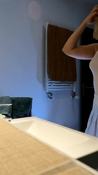 Roztomilá a žhavá sexy těsná kundička roztleskávačka ukazuje svou oholenou a mokrou kundičku pod mini sukní v koupelně