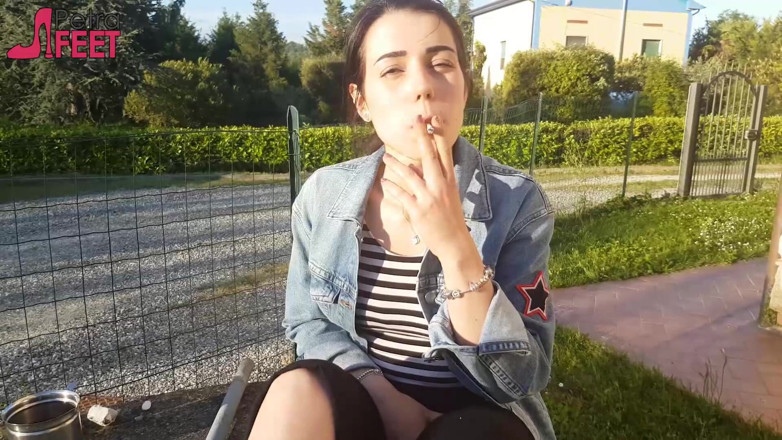 Smokin Fetish: Petra pali swoje ciggaretes na zewnątrz