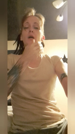 PandoraSG: 15 starnuti! Piccola gotica con piercing Achoo