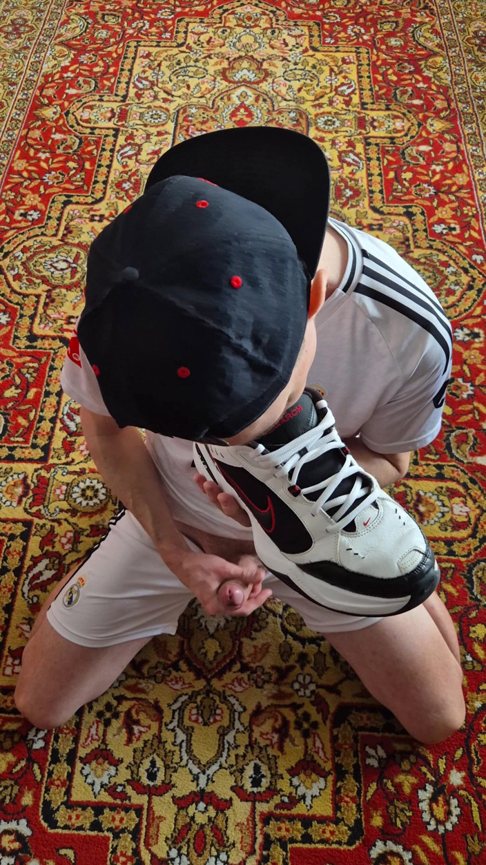 Sneakersmax98: Licks Cum From Nike's Sneakers
