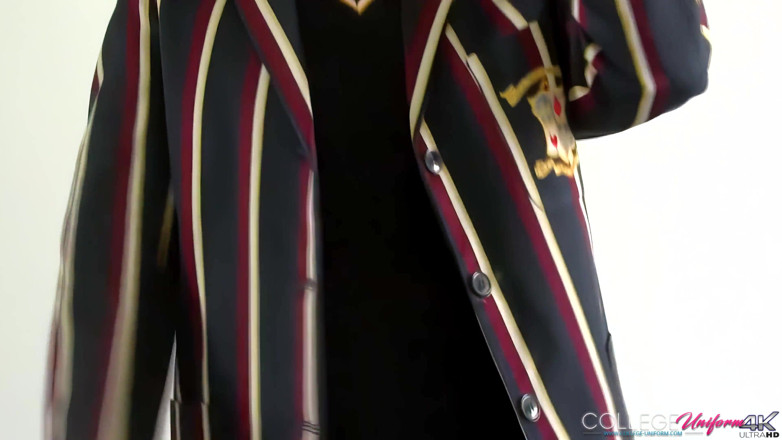 College Uniform: Blazer cu dungi cu Kelli Smith