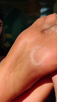 Blowjob, footjob dan pancutan mani pada kaki nilon