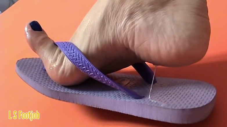 Footjob life style: Sexy miLF in un caldo footjob pov