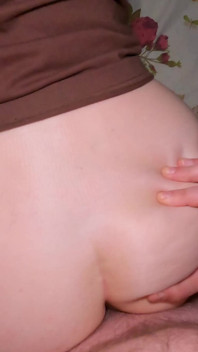 Krásná dospívající dívka si tře zadek o ptáka a dostane ho do své díry!