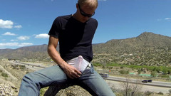 Lapetus: Pissing džíny a bílé kalhotky poblíž rušné dálnice