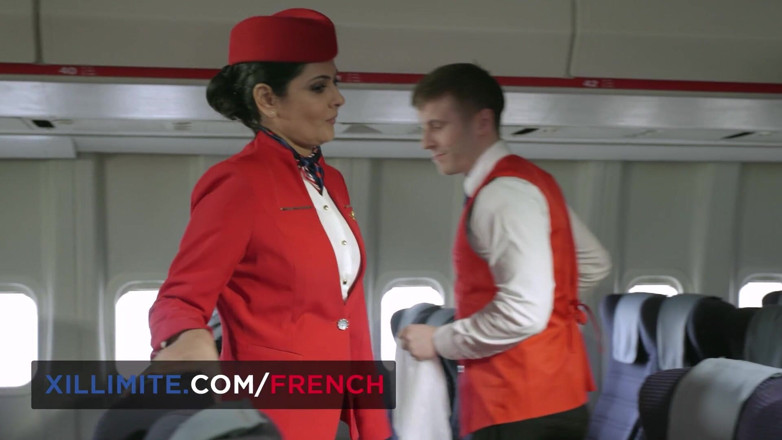 French girls at work: Güzel hostes pilota teslim oluyor