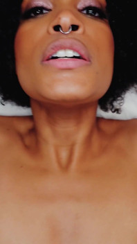 Bratty zwarte stiefzus Addis Fouche wil je pik en creampie