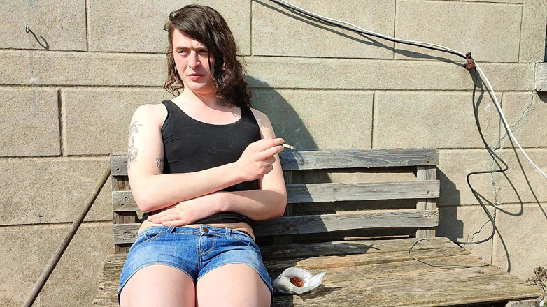 Sara B: Sara fumando al aire libre