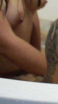 Mojarse y salvaje en el jacuzzi con mi hermosa mejor amiga eladmin420