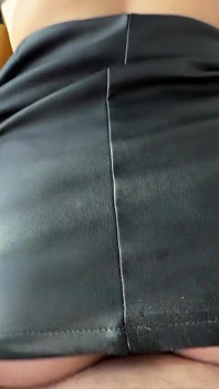 Eu Amo Tanto a Noz Suculenta Dela Que Me Sinto Como Um Esquilo. Fodendo Uma Bunda Grande De Saia E Gozando Nos Seios Dela