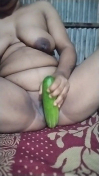 Deshi dorf-boudi-masturbations-orgasmus mit gurke