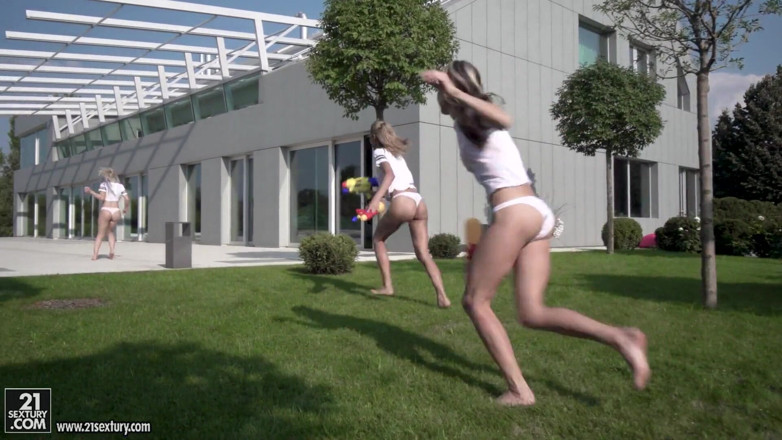 21 Sextury: Veronica Leal, Gina Gerson & Nesty - natte t-shirts